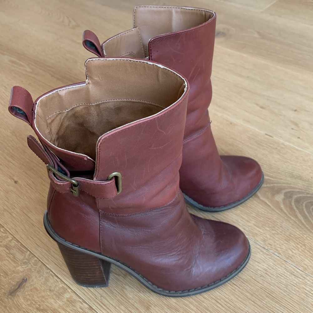 🦄 Kelsi Dagger Brooklyn heeled and buckled boots in burgundy